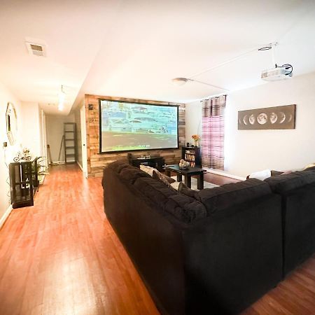 Cute 2-Brm Walkout Apt With Pool Table And Theater Apartment Лексингтън Екстериор снимка