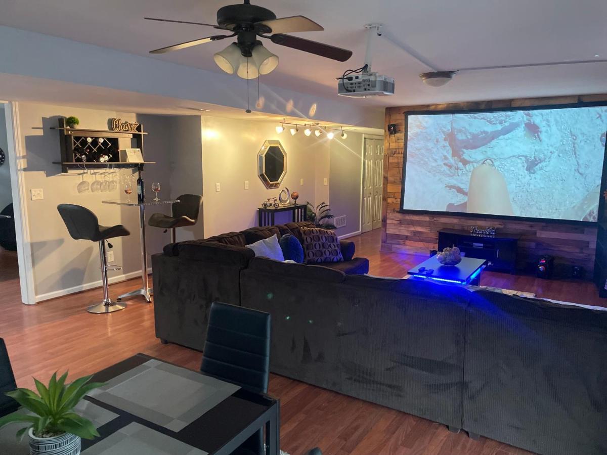Cute 2-Brm Walkout Apt With Pool Table And Theater Apartment Лексингтън Екстериор снимка