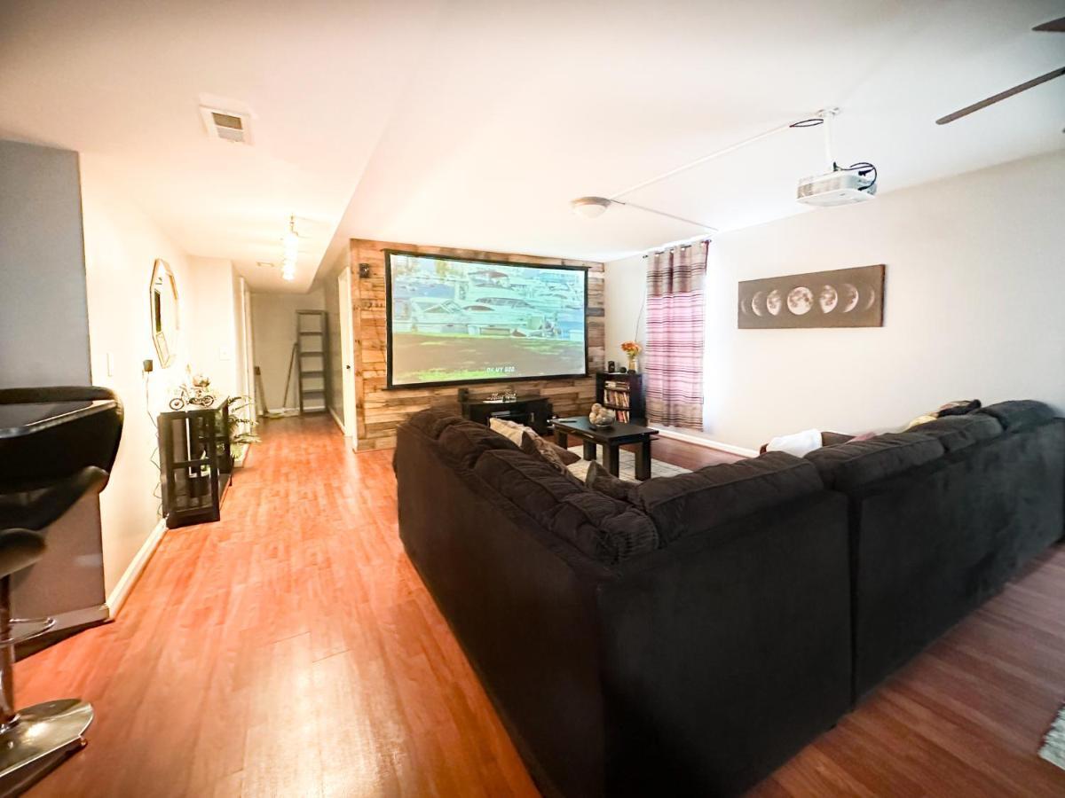 Cute 2-Brm Walkout Apt With Pool Table And Theater Apartment Лексингтън Екстериор снимка