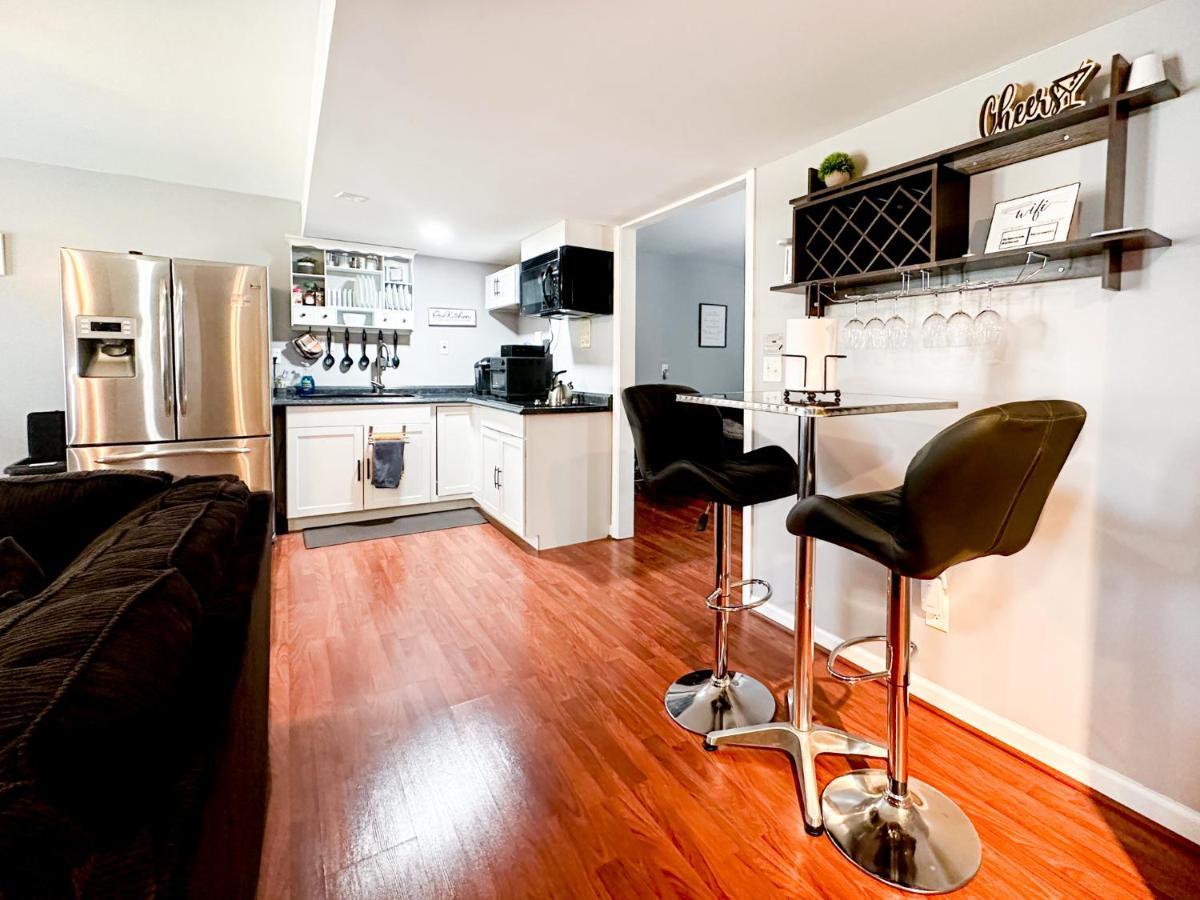 Cute 2-Brm Walkout Apt With Pool Table And Theater Apartment Лексингтън Екстериор снимка