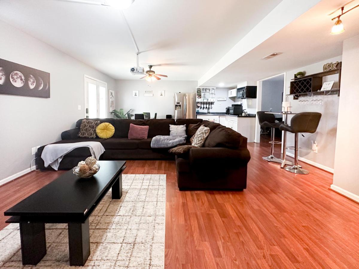 Cute 2-Brm Walkout Apt With Pool Table And Theater Apartment Лексингтън Екстериор снимка