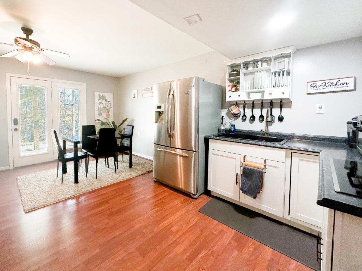 Cute 2-Brm Walkout Apt With Pool Table And Theater Apartment Лексингтън Екстериор снимка
